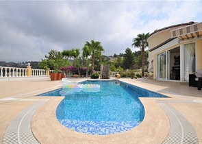 فيلا مع مسبح خاص وأراضي كبيرة