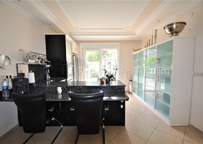 فيلا مع مسبح خاص وأراضي كبيرة