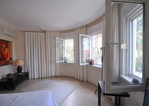 فيلا مع مسبح خاص وأراضي كبيرة