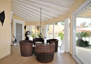 فيلا مع مسبح خاص وأراضي كبيرة