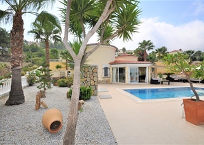 فيلا مع مسبح خاص وأراضي كبيرة