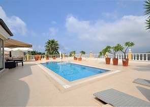 فيلا مع مسبح خاص وأراضي كبيرة