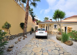 فيلا مع مسبح خاص وأراضي كبيرة