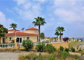 فيلا مع مسبح خاص وأراضي كبيرة