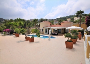 فيلا مع مسبح خاص وأراضي كبيرة