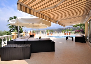 فيلا مع مسبح خاص وأراضي كبيرة