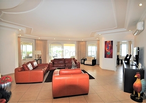 فيلا مع مسبح خاص وأراضي كبيرة