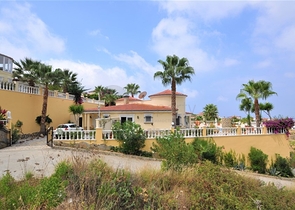 فيلا مع مسبح خاص وأراضي كبيرة