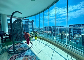 شقة 2 + 1 مطلة على البحر.