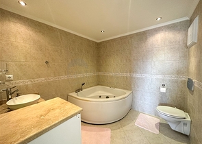 شقة 2 + 1 مطلة على البحر.