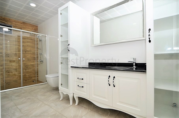 دوبلكس لعائلة كبيرة مع إمكانية الوصول إلى الحديقة