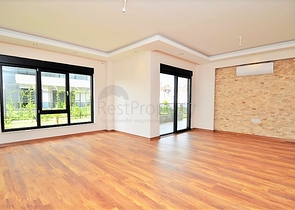 دوبلكس لعائلة كبيرة مع إمكانية الوصول إلى الحديقة