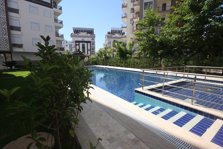 مجمع في المرحلة النهائية من البناء في كونيالتي ، أنطاليا