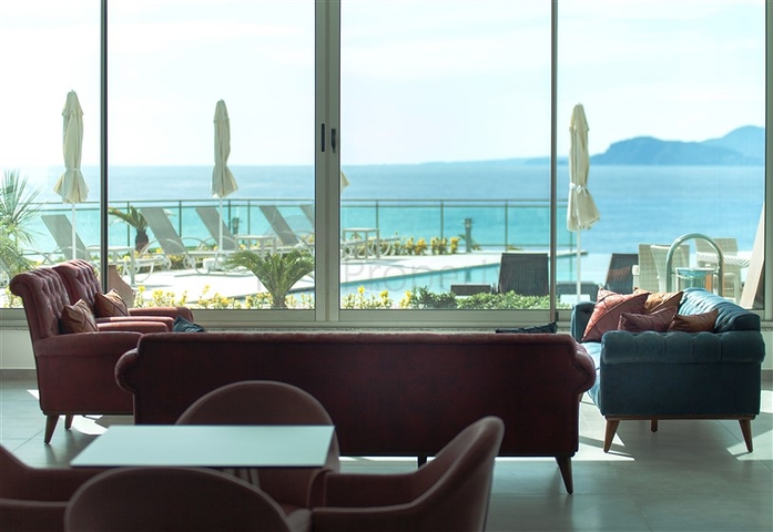 مجمع سكني فاخر حديث على الخط الأول من البحر في منطقة كارجي جاك – ألانيا