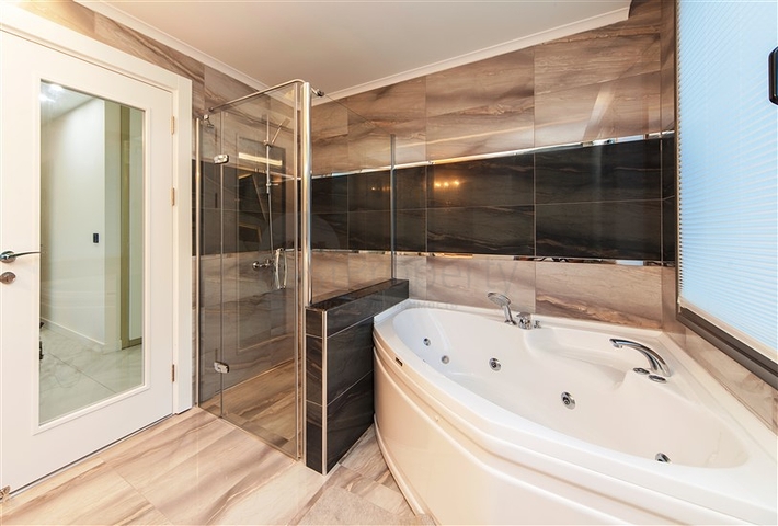 مجمع سكني فاخر حديث على الخط الأول من البحر في منطقة كارجي جاك – ألانيا