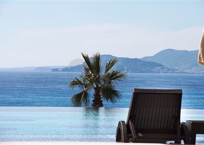 مجمع سكني فاخر حديث على الخط الأول من البحر في منطقة كارجي جاك – ألانيا