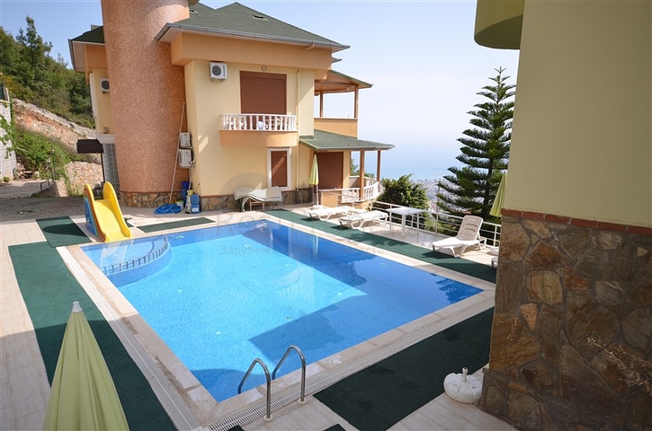 فيلا مستقلة من المالك مباشرة بإطلالة مميزة في مركز ألانيا