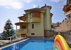 فيلا مستقلة من المالك مباشرة بإطلالة مميزة في مركز ألانيا