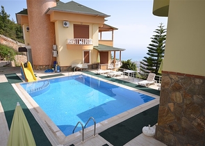 فيلا مستقلة من المالك مباشرة بإطلالة مميزة في مركز ألانيا