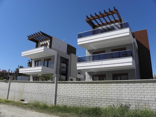 فيلا ضمن مجمع سكني على مسافة قريبة من البحر في منطقة كوناكليه – ألانيا 