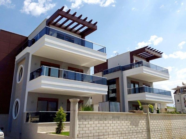 فيلا ضمن مجمع سكني على مسافة قريبة من البحر في منطقة كوناكليه – ألانيا 