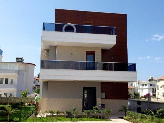 فيلا ضمن مجمع سكني على مسافة قريبة من البحر في منطقة كوناكليه – ألانيا 