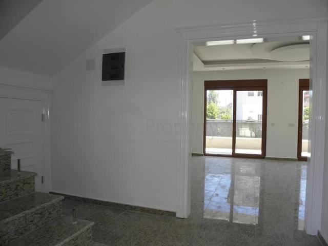 فيلا ضمن مجمع سكني على مسافة قريبة من البحر في منطقة كوناكليه – ألانيا 