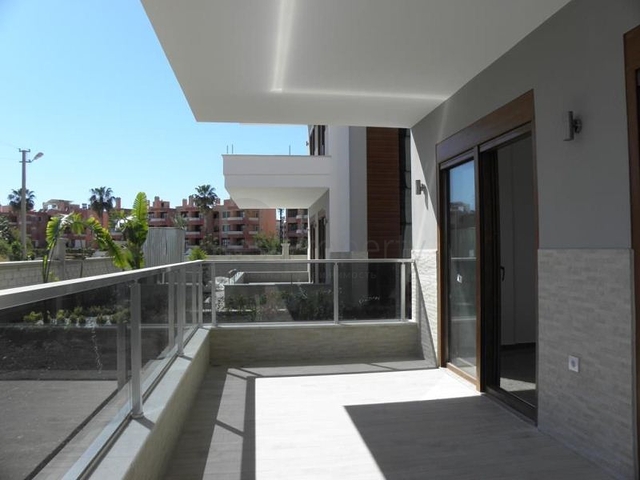 فيلا ضمن مجمع سكني على مسافة قريبة من البحر في منطقة كوناكليه – ألانيا 