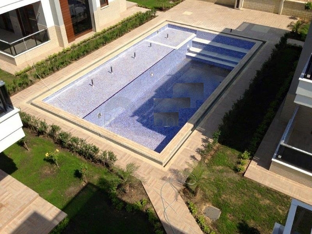 فيلا ضمن مجمع سكني على مسافة قريبة من البحر في منطقة كوناكليه – ألانيا 