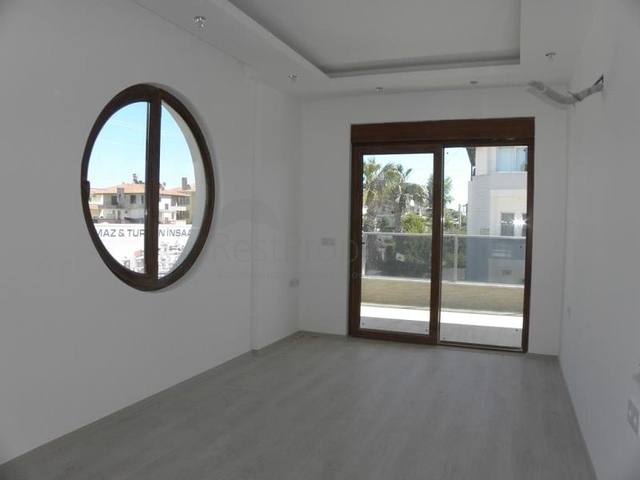 فيلا ضمن مجمع سكني على مسافة قريبة من البحر في منطقة كوناكليه – ألانيا 