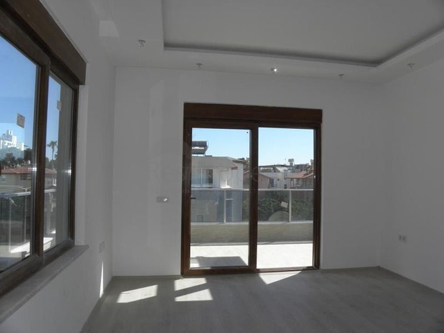 فيلا ضمن مجمع سكني على مسافة قريبة من البحر في منطقة كوناكليه – ألانيا 