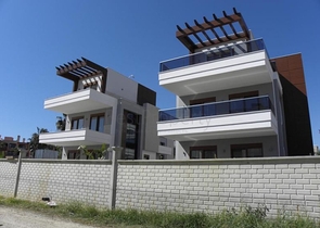 فيلا ضمن مجمع سكني على مسافة قريبة من البحر في منطقة كوناكليه – ألانيا 