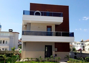 فيلا ضمن مجمع سكني على مسافة قريبة من البحر في منطقة كوناكليه – ألانيا 