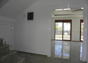 فيلا ضمن مجمع سكني على مسافة قريبة من البحر في منطقة كوناكليه – ألانيا 