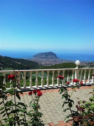 مجمع فيلات في مركز المدينة السياحية الانيا