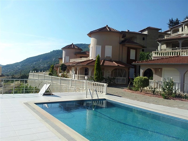 مجمع فيلات في مركز المدينة السياحية الانيا