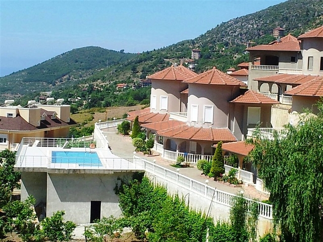 مجمع فيلات في مركز المدينة السياحية الانيا