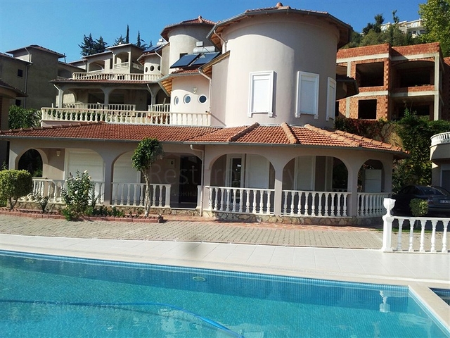 مجمع فيلات في مركز المدينة السياحية الانيا