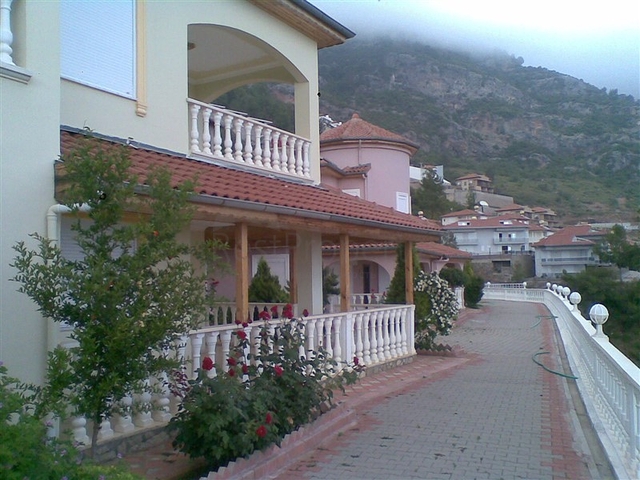 مجمع فيلات في مركز المدينة السياحية الانيا