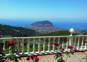 مجمع فيلات في مركز المدينة السياحية الانيا