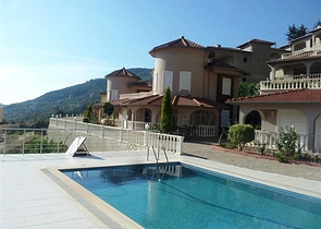 مجمع فيلات في مركز المدينة السياحية الانيا