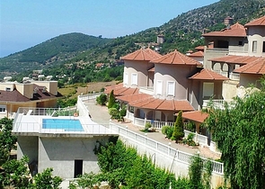 مجمع فيلات في مركز المدينة السياحية الانيا