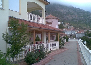 مجمع فيلات في مركز المدينة السياحية الانيا