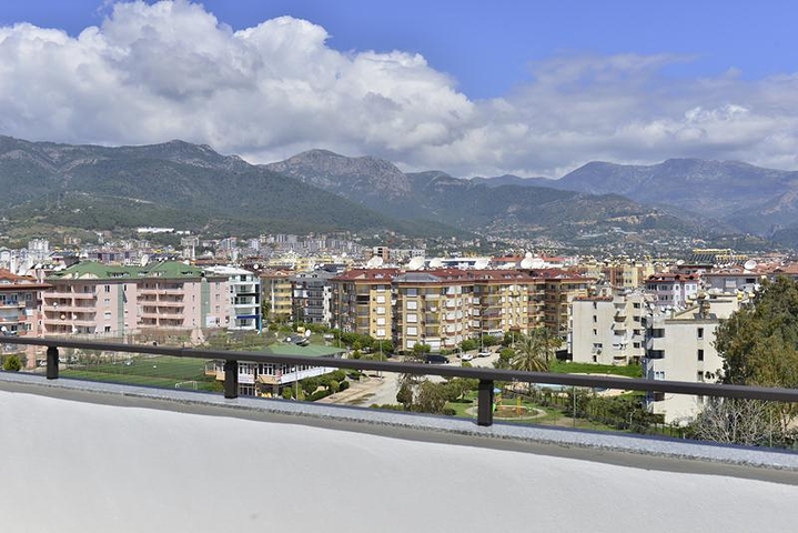 مجمع حديث على بعد 100 متر من شاطئ البحر الأبيض المتوسط في منطقة أوبا – ألانيا