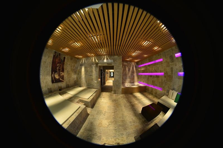 مجمع حديث على بعد 100 متر من شاطئ البحر الأبيض المتوسط في منطقة أوبا – ألانيا