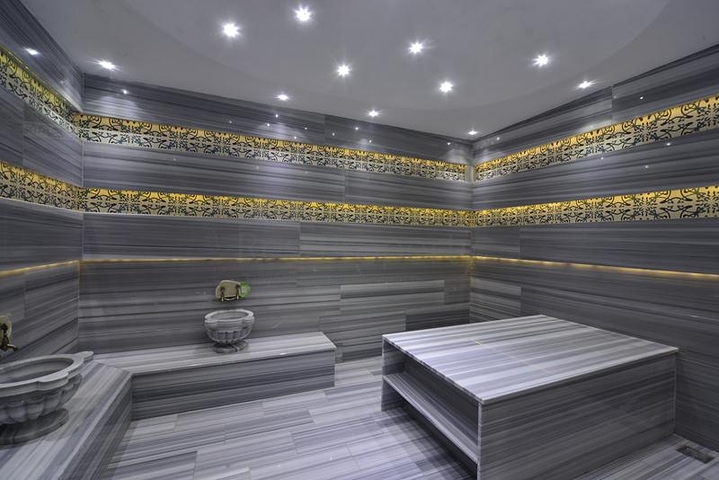 مجمع حديث على بعد 100 متر من شاطئ البحر الأبيض المتوسط في منطقة أوبا – ألانيا