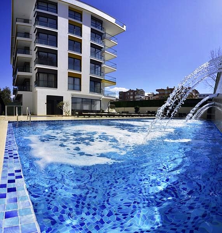 مجمع حديث على بعد 100 متر من شاطئ البحر الأبيض المتوسط في منطقة أوبا – ألانيا