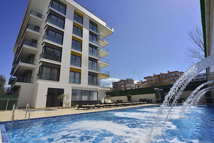 مجمع حديث على بعد 100 متر من شاطئ البحر الأبيض المتوسط في منطقة أوبا – ألانيا