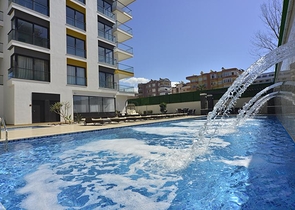 مجمع حديث على بعد 100 متر من شاطئ البحر الأبيض المتوسط في منطقة أوبا – ألانيا