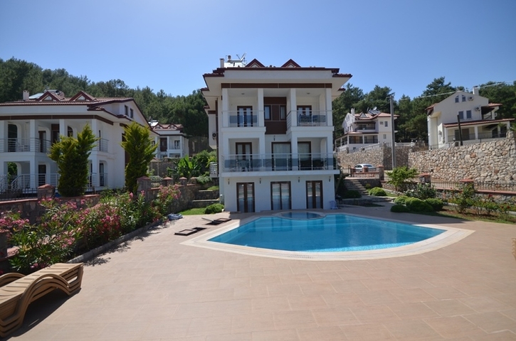 فيلا للبيع بالقرب من بحيرة هيسارونو